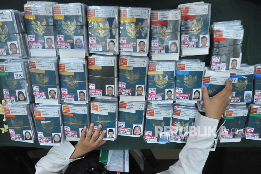 Petugas merapikan paspor milik Jemaah Calon Haji (JCH) kloter pertama embarkasi Palembang yang akan dibagikan di Aula Asrama Haji Palembang, Sumatera Selatan, Selasa (17/7).