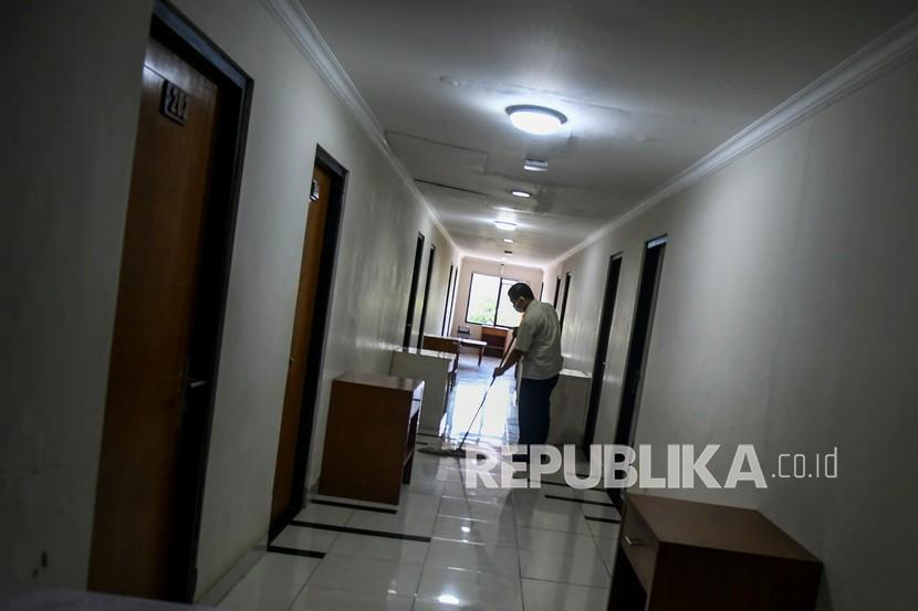 Petugas merapikan ruang isolasi mandiri pasien COVID-19 di Graha Wisata Ragunan, Jakarta, Rabu (30/9/2020). Graha Wisata Ragunan menyiapkan 76 kamar yang dapat menampung 152 pasien isolasi orang tanpa gejala (OTG) COVID-19. 