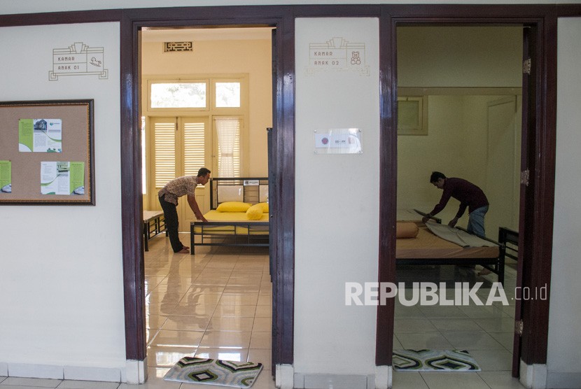 Petugas merapikan ruangan istirahat Di Rumah Singgah Humanis (Rengganis) di Bandung, Jawa Barat, Rabu (21/8/2019).