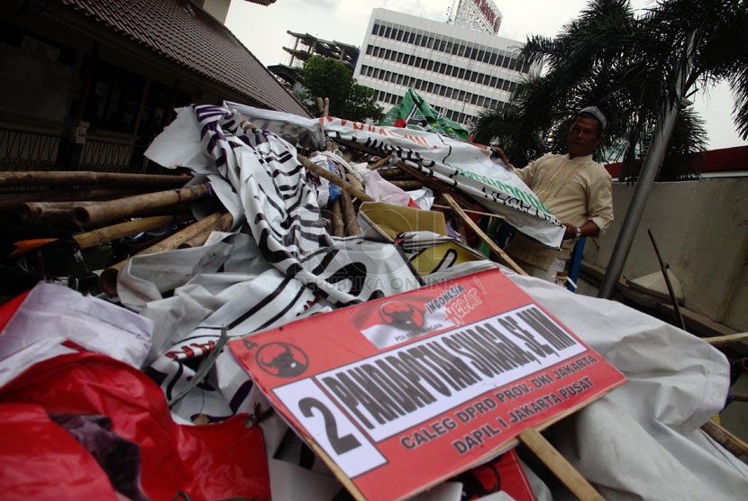 Petugas merapikan sampah Alat Peraga Kampanye (APK) ke atas truk di kantor Kecamatan Senen, Jakarta Pusat, Jumat (11/4).  (Republika/Yasin Habibi)