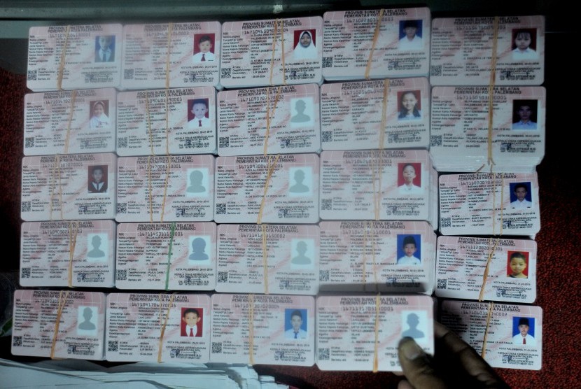 Petugas merapikan sejumlah Kartu Identitas Anak (KIA) yang baru tercetak di Kator Dinas Kependudukan dan Catatan Sipil (Disdukcapil) Kota Palembang, Sumsel, Kamis (31/1/2019). 