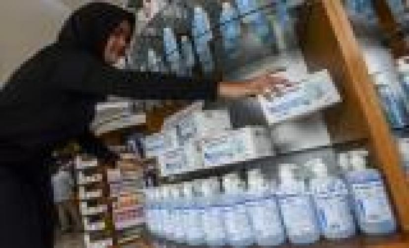 Petugas merapikan sejumlah produk yang dijual di salah satu gerai apotek Kimia Farma kawasan Cikini, Jakarta, Rabu (4/3). 