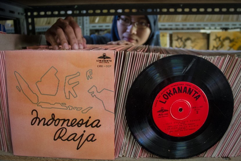 Petugas merapikan sub master piringan hitam lagu Indonesia Raya saat Pameran Arsip Lagu Indonesia Raya di Lokananta, Solo, Jawa Tengah, Kamis (12/10/2017).