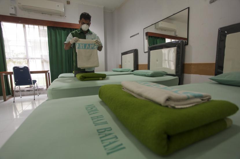 Petugas merapikan tempat tidur di Asrama Haji Embarkasi Batam, Kepulauan Riau, Selasa (7/6/2022). Sejumlah sarana dan fasilitas disiapkan di Embarkasi tersebut untuk menyambut kedatangan dan keberangkatan jamaah calon haji pada 14 juni 2022. 