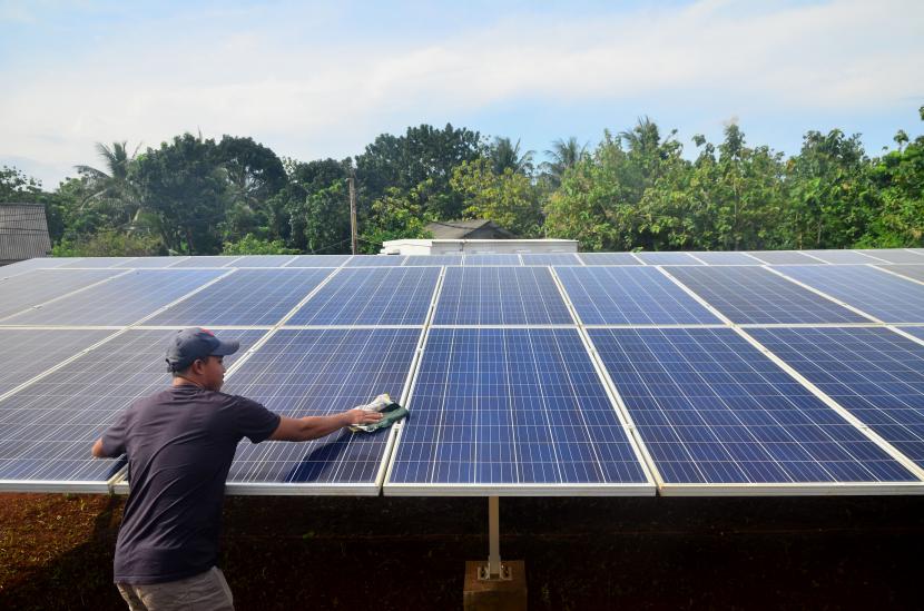 Petugas merawat panel surya di Pembangkit Listrik Tenaga Surya (PLTS) Pulau Parang, Karimunjawa, Jepara, Jawa Tengah, Sabtu (12/3/2022). Indonesia memiliki berpeluang besar memproduksi energi baru terbarukan. 