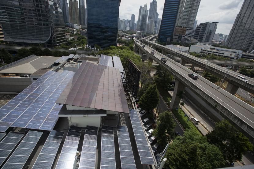 Petugas merawat panel surya yang terpasang di atap Gedung Direktorat Jenderal (Dirjen) Ketenagalistrikan Kementerian Energi dan Sumber Daya Mineral (EDSM), Jakarta, Rabu (24/3). penggunaan PLTS atap sangat membantu perusahaan dalam melakukan efisiensi. 