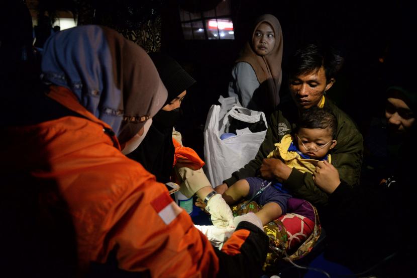 Petugas merawat seorang anak korban gempa Cianjur. Menkes mengunjungi RSUD Cianjur untuk memastikan perawatan korban gempa.