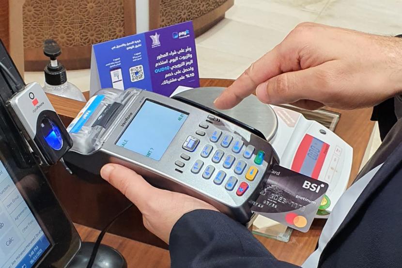 Petugas merchant di salah satu pusat perbelanjaan sedang memproses transaksi menggunakan kartu pembiayaan BSI Hasanah Card di Dubai, Uni Emirat Arab, Senin (8/11). 
