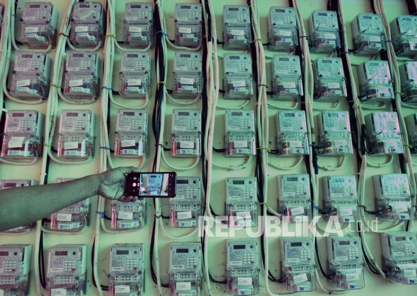 Petugas merekam angka pemakaian listrik dengan ponsel di Serang, Banten, Kamis (28/1/2021).