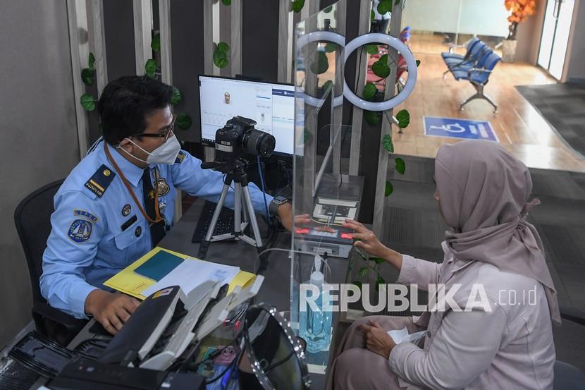 Petugas merekam data pemohon untuk pembuatan paspor di Kantor Imigrasi Kelas II Non TPI Depok, Jawa Barat.