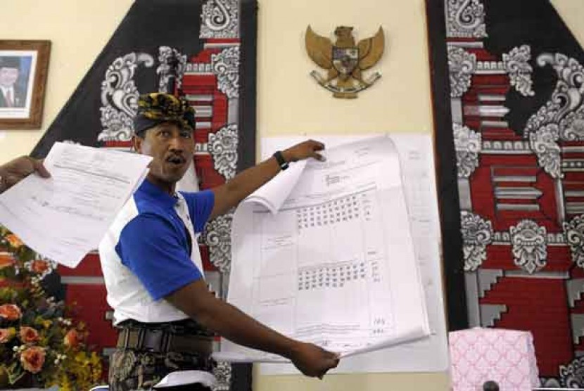 Petugas merekap jumlah suara Pemilihan Kepala Daerah (Pilkada) Bali di Kelurahan Kesiman, Denpasar, Kamis (16/5). 