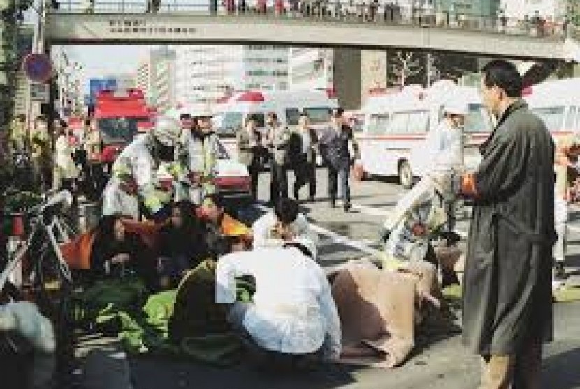  Petugas mesid Kyodo menangani korban serangan gas sarin di kereta bawah tanah di Tokyo pada 20 Maret 1995. 