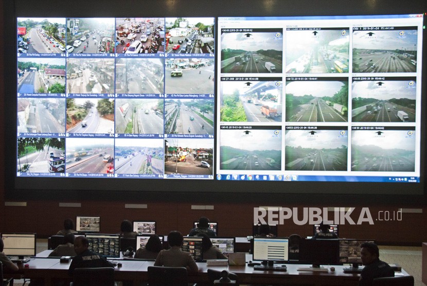 Petugas National Traffic Management Center (NTMC) Polri melakukan pemantauan lalu lintas kamera CCTV di NTMC Polri, Jalan MT Haryono, Jakarta, Jumat (4/1/2019). 