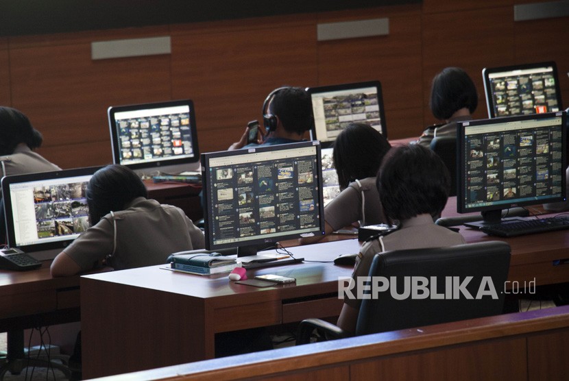 Petugas National Traffic Management Center (NTMC) Polri melakukan pemantauan lalu lintas kamera CCTV di NTMC Polri, Jalan MT Haryono, Jakarta, Jumat (4/1/2019). 