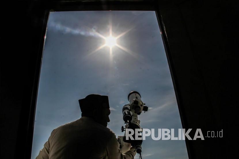 Petugas Observatorium Ilmu Falak Institut Agama Islam Negeri (IAIN) melakukan uji coba peralatan jelang pengamatan Gerhana Matahari Cincin (GMC) di Laboratorium Center, IAIN Lhokseumawe, Aceh, Jumat (19/6/2020). Menjelang GMC sebagian yang diperkirakan terjadi pada 21 juni 2020, mahasiswa Jurusan Astronomi Islam melakukan berbagai persiapan seperti edukasi tentang gerhana matahari, cara pengamatan dan pembuatan alat pengamat matahari seperti kacamata ND 05.