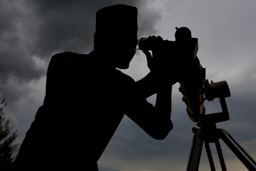 Petugas observatorium memantau posisi hilal. ilustrasi
