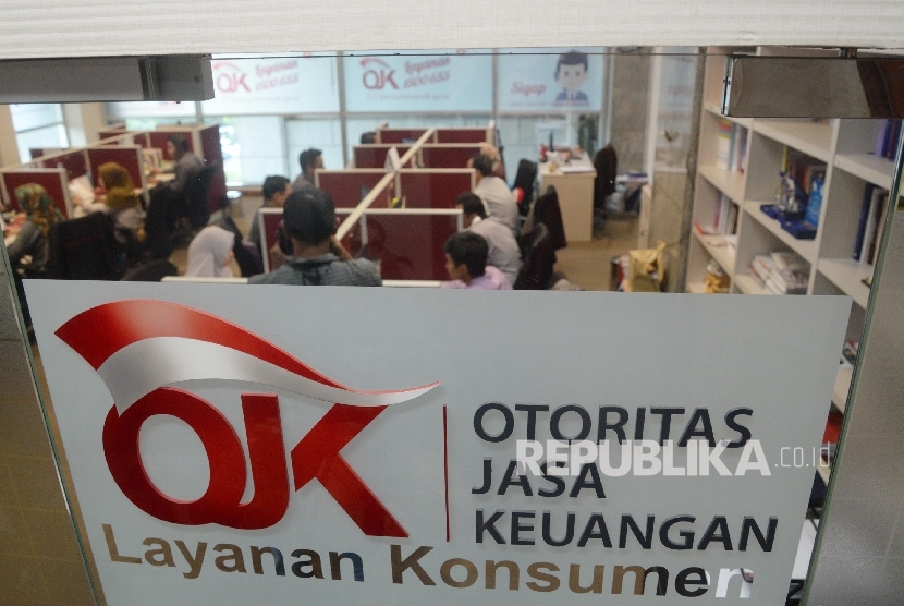 Petugas Otoritas Jasa Keuangan (OJK) beraktivitas di ruang layanan Konsumen Kantor OJK, Jakarta, Senin (23/10)
