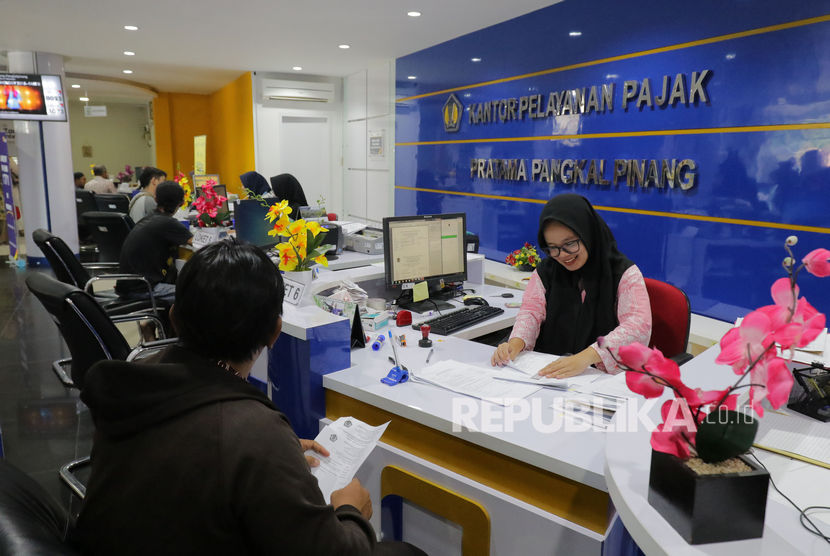Petugas pajak melayani wajib pajak di Kantor Pelayanan Pajak Pratama Pangkalpinang, Kepulauan Bangka Belitung. Direktorat Jenderal Pajak (DJP) Kementerian Keuangan (Kemenkeu) kembali melanjutkan layanan perpajakan tatap muka pada 15 Juni 2020.