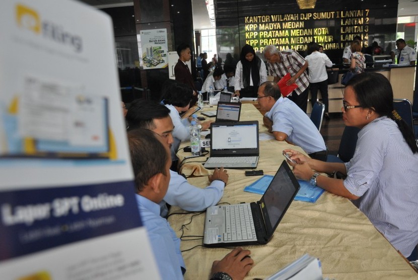 Pemkot Malang Fokus Tingkatkan Sistem Pajak Daring. Foto ilustrasi petugas pajak melayani wajib pajak mengisi SPT.