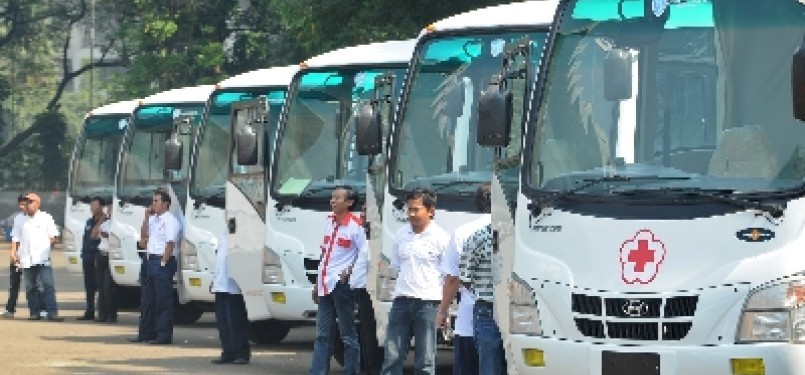 Petugas Palang Merah Indonesia (PMI) berjaga di depan mobil donor darah keliling.