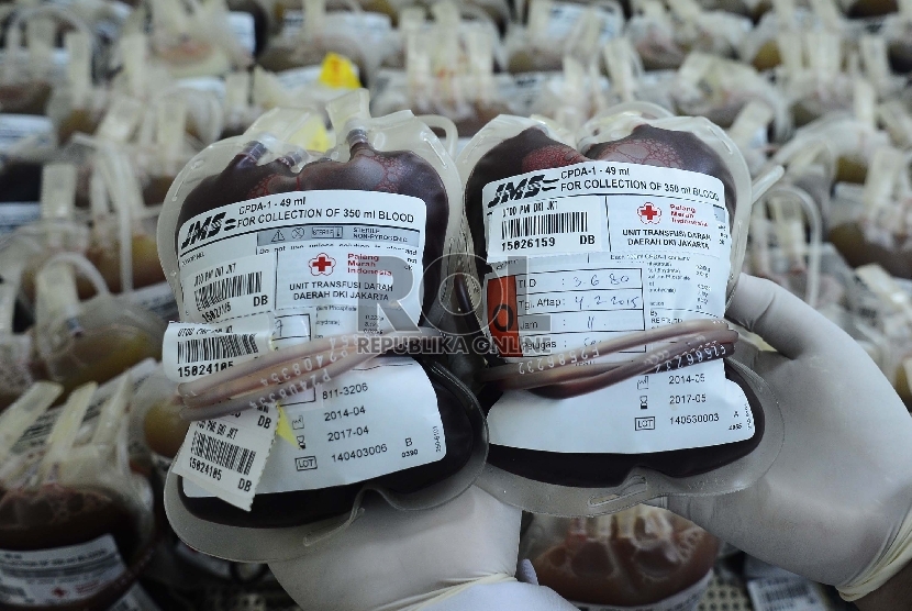  Petugas Palang Merah Indonesia (PMI) menyusun kantong darah 