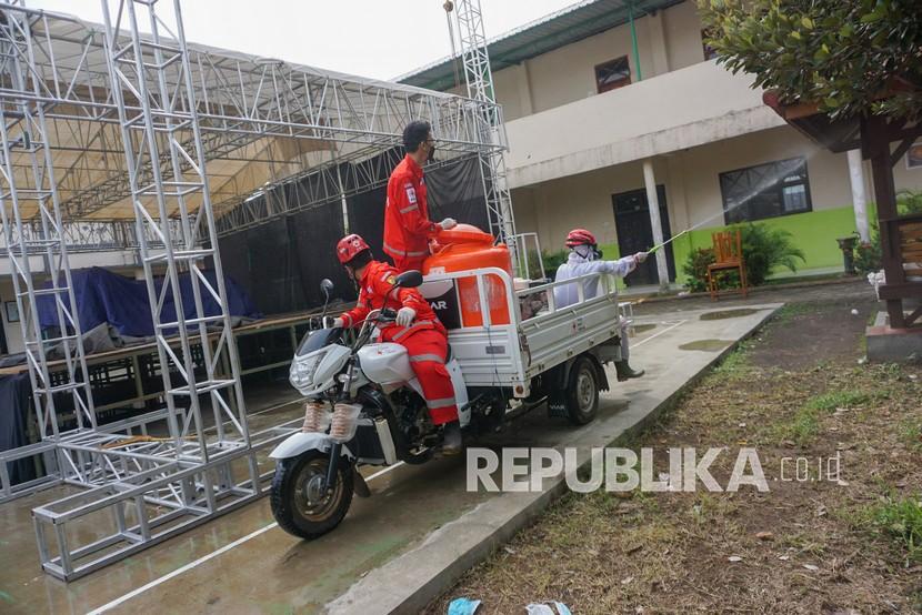 Petugas Palang Merah Indonesia (PMI) Pekalongan menyemprotkan cairan disinfektan di Pondok Pesantren Syafi