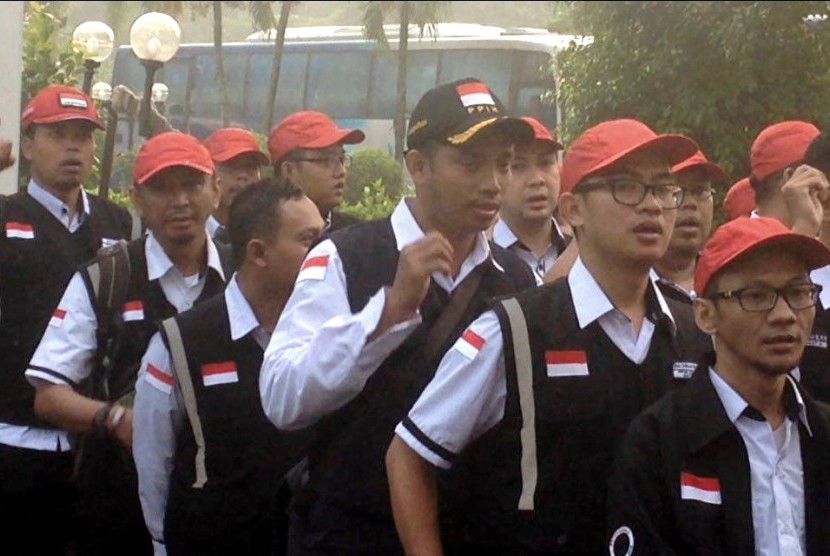 Petugas Panitia Pemberangkatan Ibadah Haji (PPIH) di Asrama Haji, Pondok gede, Jakarta Timur