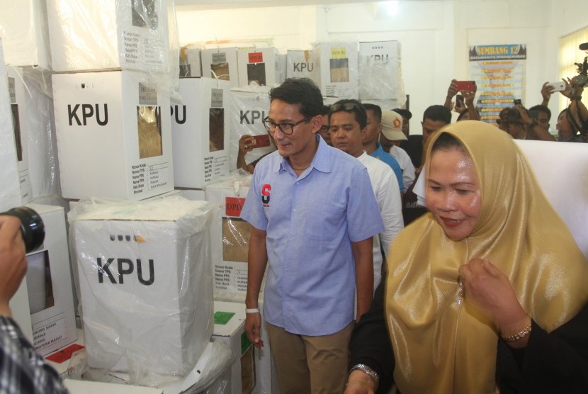 Petugas Panitia Pemilihan Kecamatan (PPK) mendampingi Calon wakil presiden no ururt 02 Sandiaga Salahuddin Uno (kiri), yang berkunjung untuk memantau rekapitulasi C1 di Kecamatan Kuranji, Padang, Sumatera Barat, Rabu (1/5/2019).