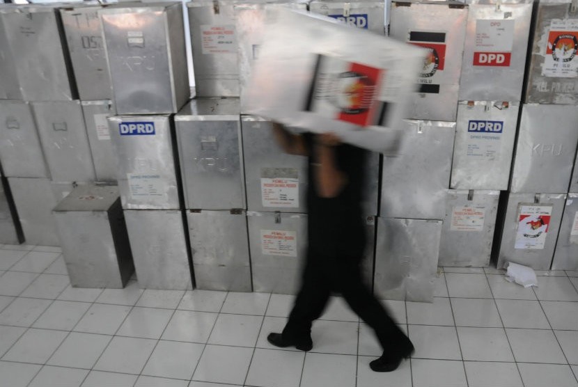  Petugas Panitia Pemilihan Kecamatan (PPK) Menteng menyiapkan kotak-kotak suara Pilkada DKI Jakarta 2012-2017 di Kantor Kecamatan Menteng, Jakarta Pusat. (Dok Republika)