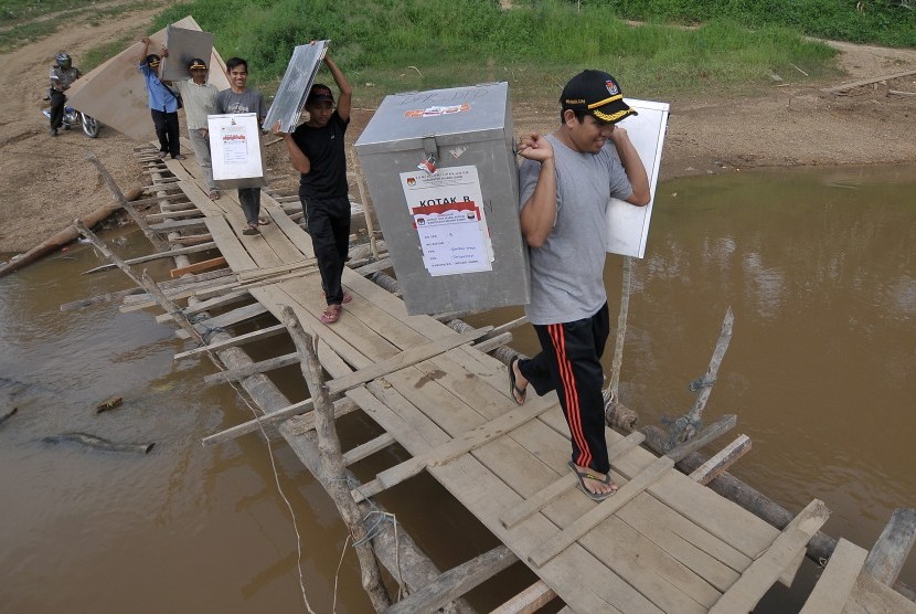 Petugas Panitia Pemungutan Suara (PPS) membawa logistik Pemilihan Kepala Daerah (Pilkada) Kabupaten Muaro Jambi dari Sekernan menuju Rantau Majo di Muaro Jambi, Jambi, Senin (13/2). 