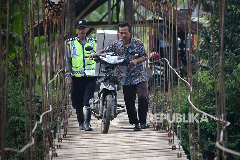 Petugas Panitia Pemungutan Suara (PPS) yang mendapat pengawalan polisi mendistribusikan kotak suara dan bilik suara Pilkada Jawa Tengah 2018 ke dua tempat pemungutan suara (TPS) di Dusun Sapen dan Dusun Borangan, Desa Candirejo, Pringapus, Kabupaten Semarang, Selasa (26/6).