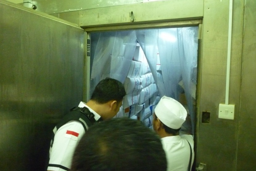 Petugas Panitia Penyelenggara Ibadah Haji (PPIH) Daerah Kerja Makkah memeriksa ruang pendingin milik perusahaan pelayanan katering  (Ilustrasi)