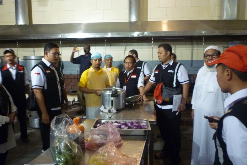 Petugas Panitia Penyelenggara Ibadah Haji (PPIH) Daerah Kerja Makkah menyaksikan demo masak karyawan Remas, perusahaan pelayanan katering jamaah Indonesia,di wilayah Zaidi, Makkah, Arab Saudi, Kamis (11/8). 