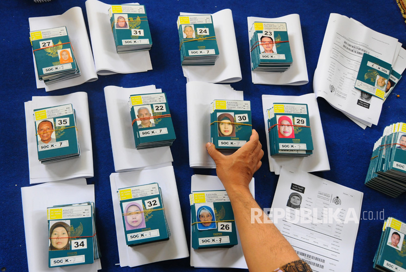 Petugas Panitia Penyelenggara Ibadah Haji (PPIH) menata dokumen paspor dan visa jamaah calon haji. (ilustrasi)