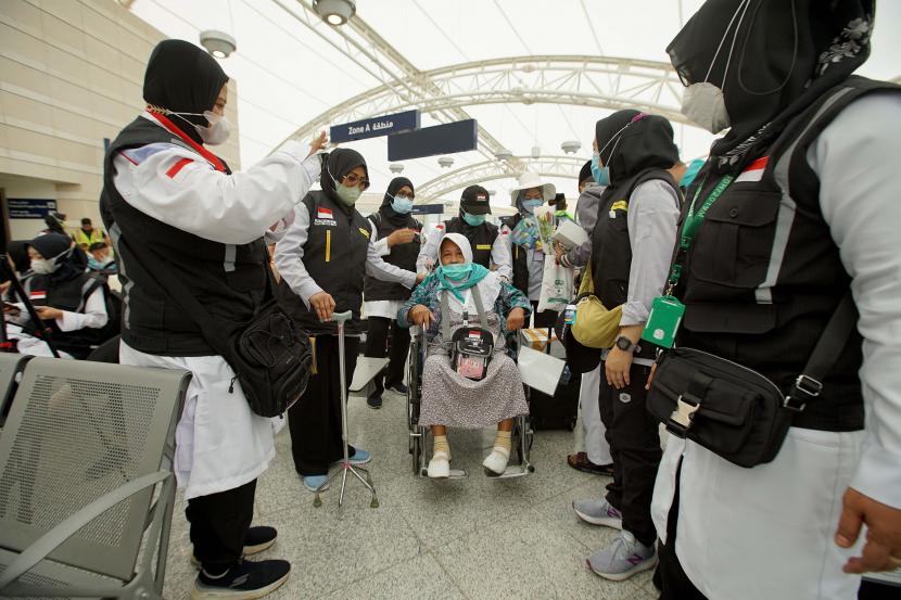 Petugas Panitia Penyelenggara Ibadah Haji (PPIH) menyambut jamaah calon haji kloter pertama dari embarkasi Solo setibanya di Bandar Udara Internasional Amir Muhammad bin Abdul Aziz (AMMA), Madinah, Sabtu (3/6/2022). Menag Minta Petugas Haji Wanita Diperbanyak