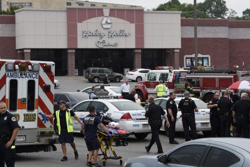 Petugas paramedis dan polisi tiba di lokasi penembakan di Bioskop Carmike Hickory 8 di Nashville, Rabu (5/8).