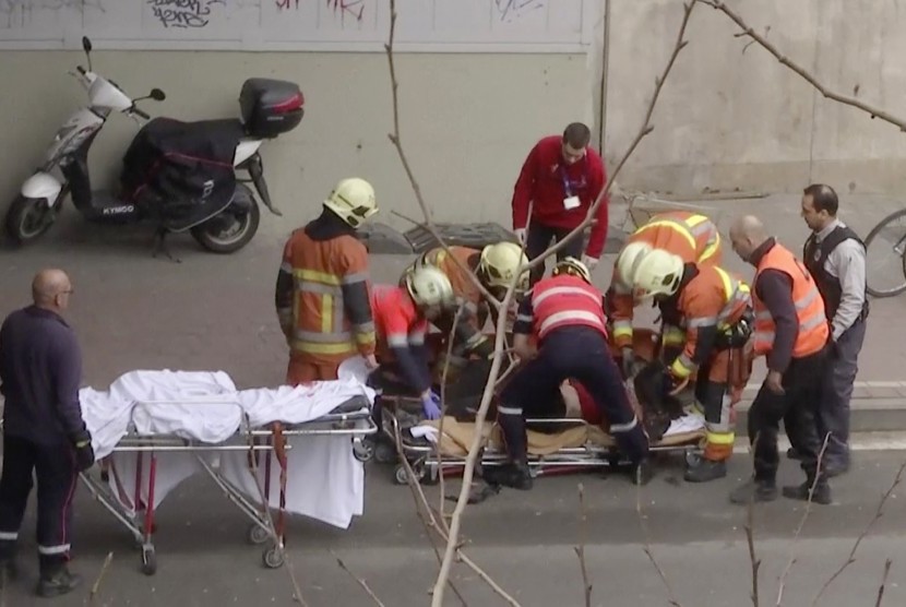 Petugas paramedis membantu seorang korban dalam ledakan bom di Stasiun Metro, Brussels, Belgia, Selasa (22/3).