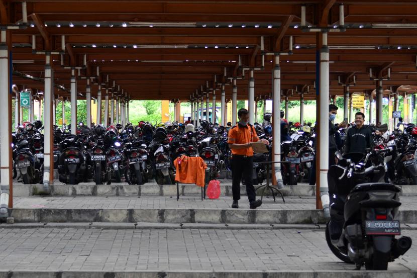 Parkir motor (ilustrasi). PT Angkasa Pura (AP) II (Persero) tengah menyiapkan fasilitas baru yakni gedung parkir khusus sepeda motor di Bandara Soekarno-Hatta. Executive General Manager Bandara Soekarno-Hatta Agus Haryadi mengatakan gedung tersebut dibangun untuk mempermudah akses Bandara Soekarno-Hatta.