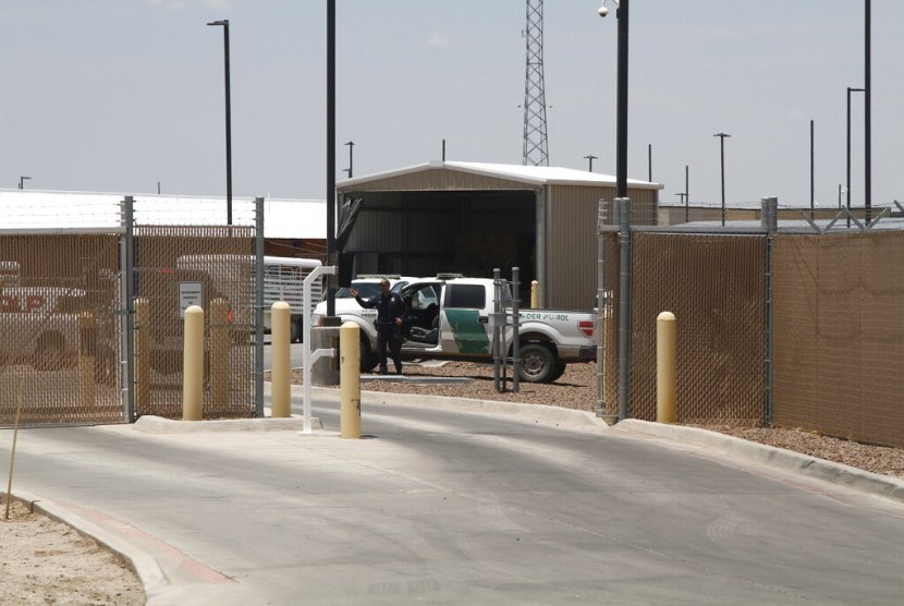 Petugas Patroli Bea Cukai dan Perbatasan menjaga pintu masuk pos Patroli Perbatasan di Clint, Texas, 26 Juni 2019. Fasilitas tersebut menjadi pusat penahanan anak migran di New Mexico dan West Texas sejak 2014.
