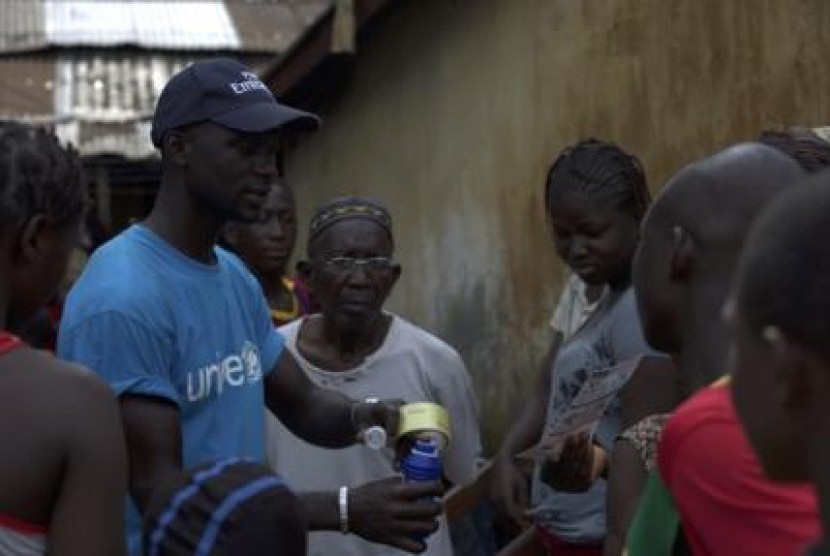 Petugas PBB tengah sosialisasikan informasi tentang pencegahan penyebaran virus ebola. 