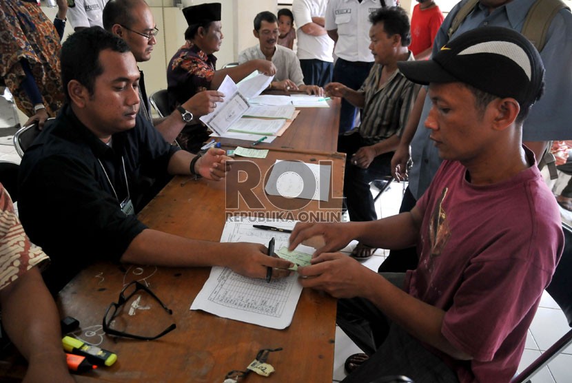  Petugas PD Pasar Jaya menyerahkan kunci kios kepada para PKL di Pasar Tanah Abang Blok G, Jakarta Pusat, Jumat (23/8). (Republika/Prayogi) 