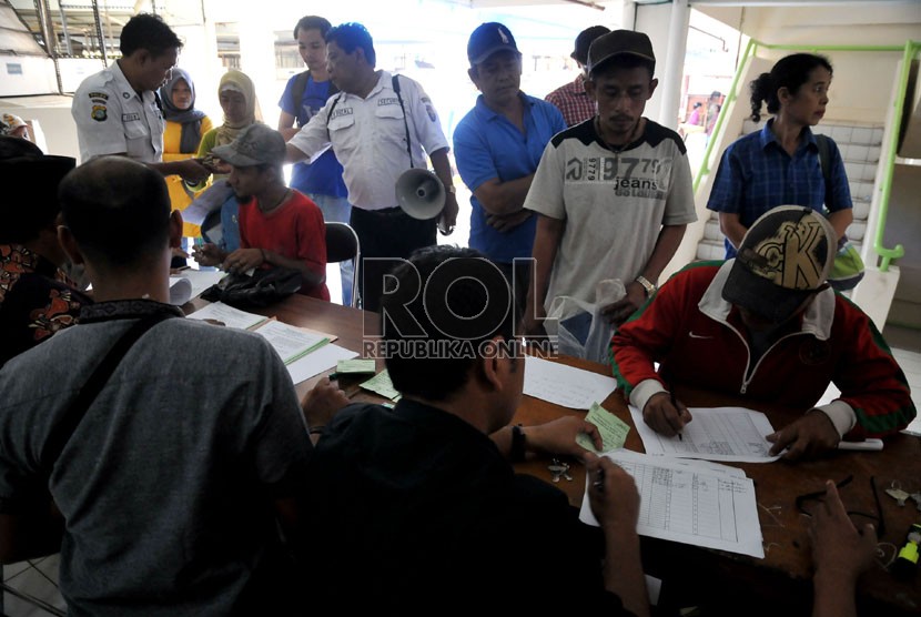  Petugas PD Pasar Jaya menyerahkan kunci kios kepada para PKL di Pasar Tanah Abang Blok G, Jakarta Pusat, Jumat (23/8). (Republika/Prayogi) 