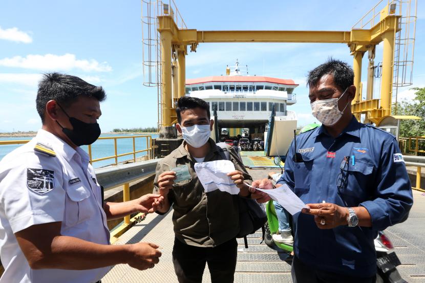 Petugas pelabuhan dan personil keamanan memeriksa sertifikat vaksin Covid-19 calon penumpang kapal penyeberangan Ulee Lheu - Sabang di Banda Aceh, Aceh, beberapa waktu lalu. Kementerian Perhubungan menetapkan aturan transportasi laut sesuai level PPKM.