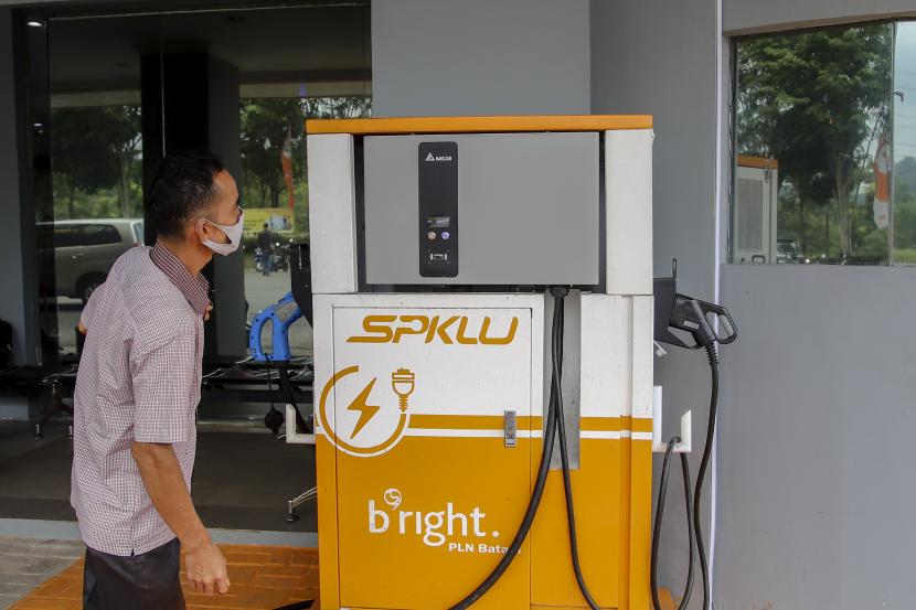 Petugas pelayanan menunjukkan cara pengisian daya untuk kendaraan bermotor listrik di Stasiun Pengisian Kendaraan Listrik Umum (SPKLU), (ilustrasi). 