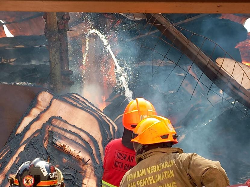 Petugas pemadam Dinas Kebakaran dan Penanggulangan Bencana (Diskar PB) Kota Bandung masih berupaya memadamkan api pada gudang triplek yang terbakar di Jalan Soekarno Hatta, Kota Bandung hingga pukul 07.05 WIB, Selasa (25/10/2022).