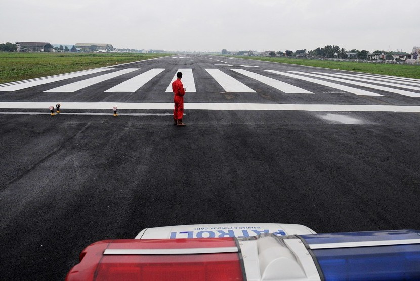 Petugas Pemadam Kebakaran Bandara berpatroli di titik 36 landasan pacu Bandara Pondok Cabe di Pamulang, Tangerang Selatan, Banten, Jumat (26/2).