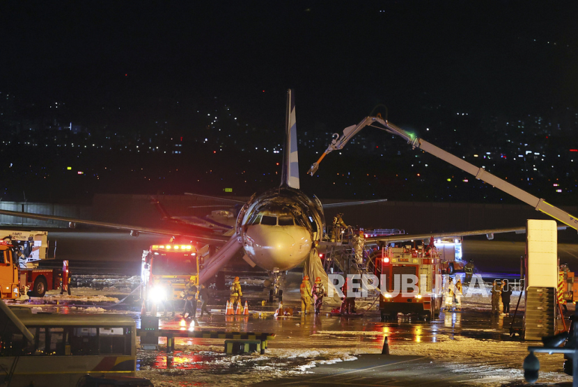 Petugas pemadam kebakaran bekerja untuk memadamkan api di pesawat Air Busan di Bandara Internasional Gimhae di Busan, Korea Selatan, Selasa, 28 Januari 2025.