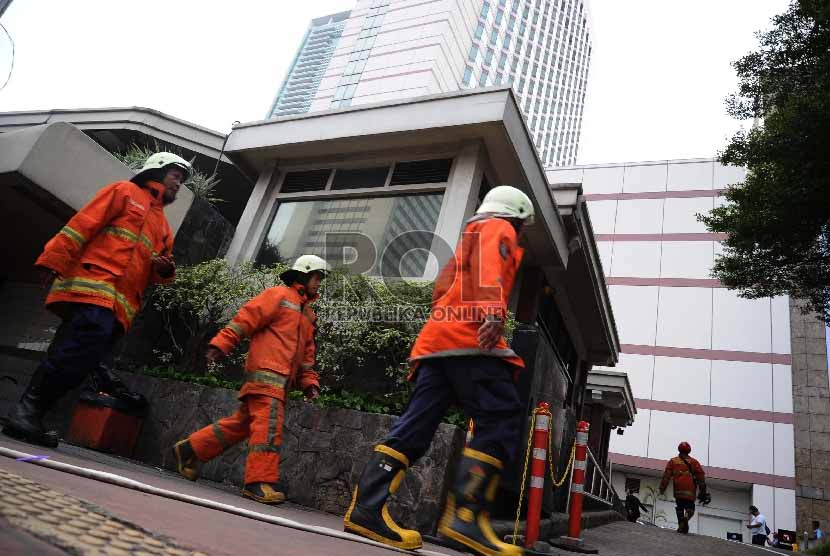 Petugas pemadam kebakaran berjalan saat terjadi kebakaran di gedung Grand Hyatt, Jakarta, Sabtu (21/2). 