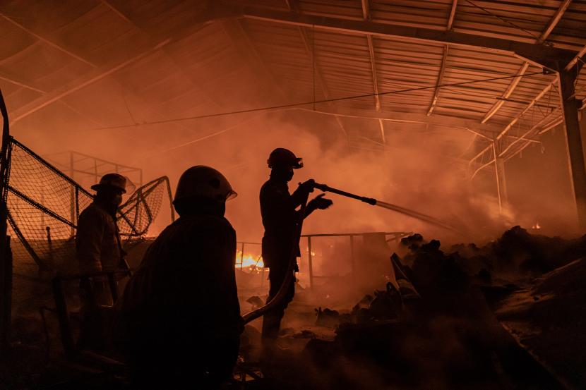 Petugas pemadam kebakaran berupaya memadamkan api yang membakar kompleks pasar (ilustrasi) 