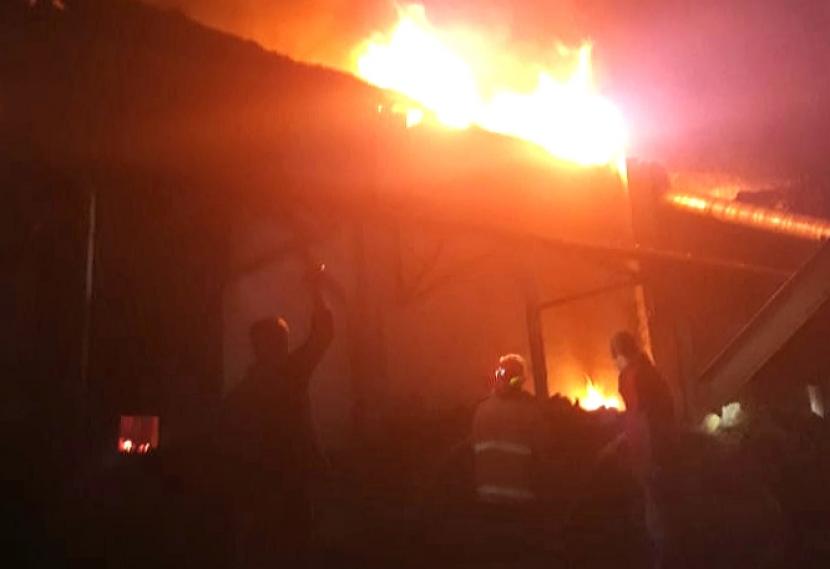 Petugas pemadam kebakaran berupaya menjinakkan kobaran api yang membakar gudang penyimpanan bijih pala di kompleks Kebun Ngobo, Afdeling Gebugan, yang berlokasi di Desa Gebugan, Kecamatan Bergas, kabupaten Semarang, Sabtu (18/10) malam